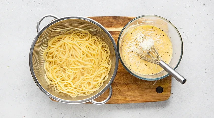 Макароны с яйцом и сыром на сковороде: шаг 3