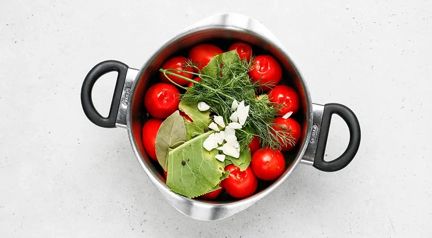 Малосольные помидоры быстрого приготовления в кастрюле: шаг 3