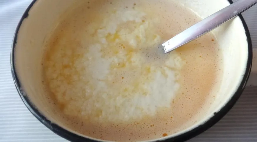 Манник с творогом и клубникой: шаг 3