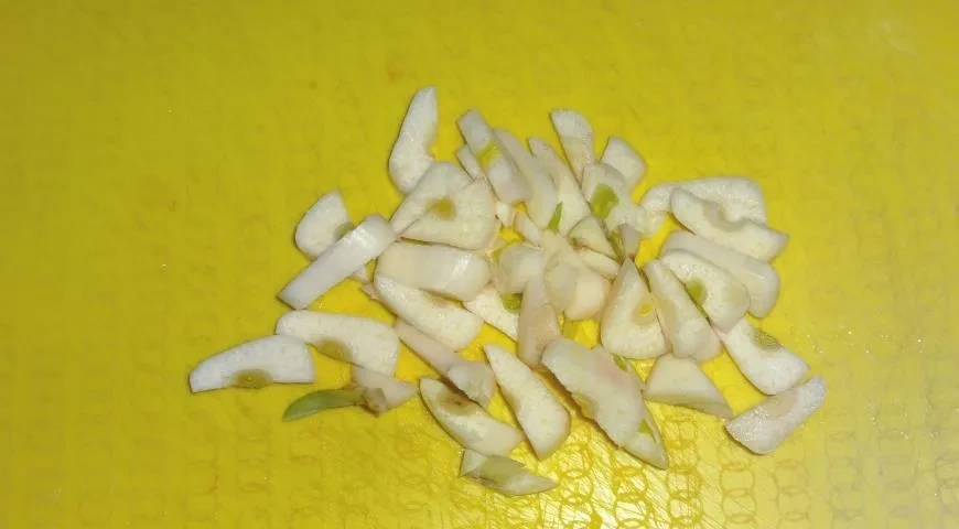 Маринованные помидоры с овощами, черноплодной рябиной и мятой: шаг 3