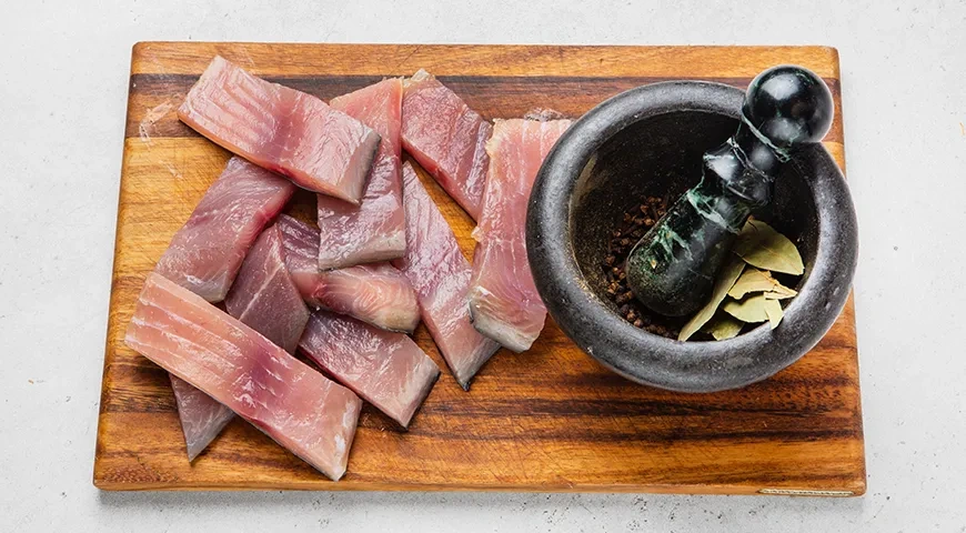 Маринованный карп в уксусе с луком: шаг 3