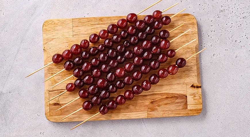 Маринованный виноград на гриле с бурратой и базиликом: шаг 3