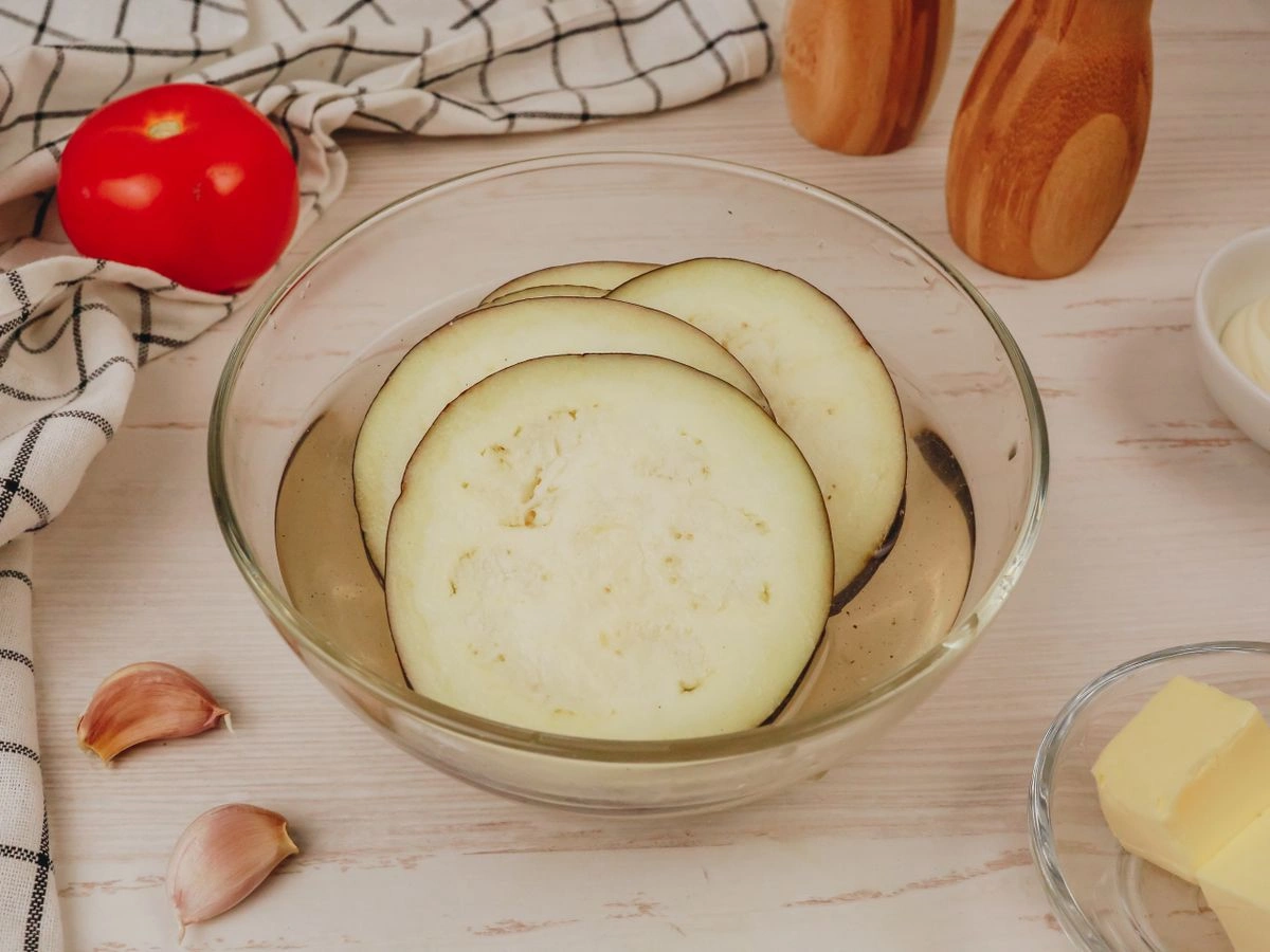 Шаг 3: Медальоны из баклажана