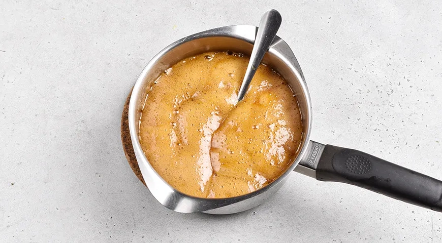 Медовик с черносливом и грецкими орехами: шаг 3