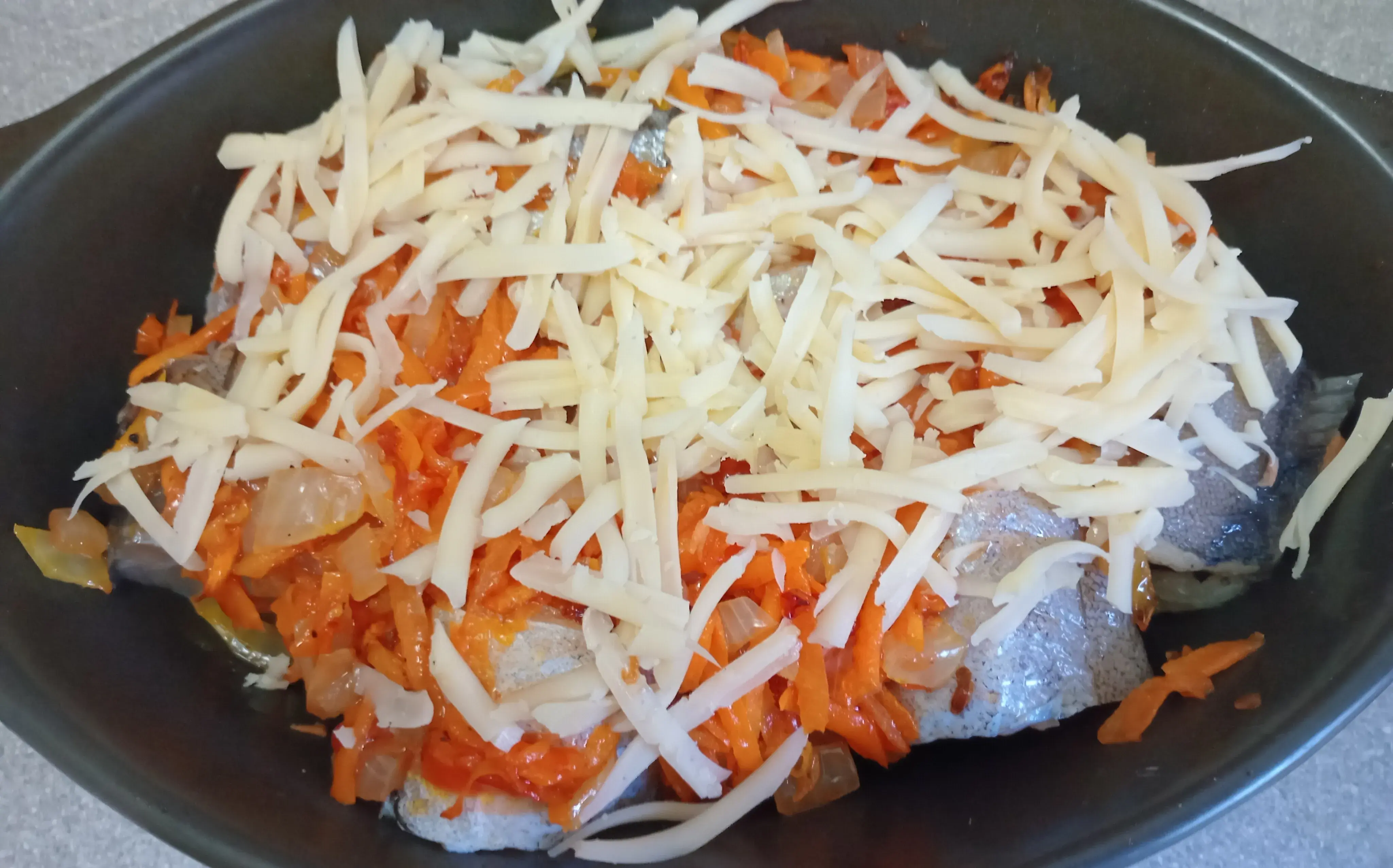 Минтай запечённый с луком, морковью и сыром: шаг 3