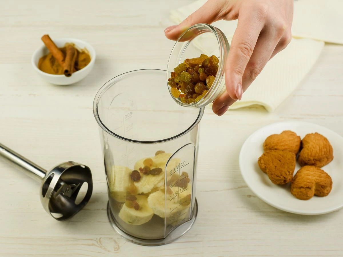 Шаг 3: Молочный коктейль банан-изюм