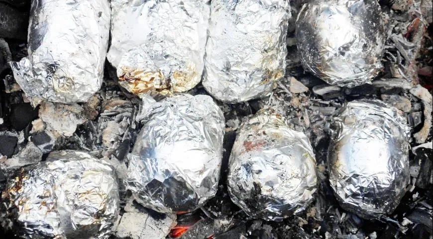 Молодой картофель, запеченный на углях со сметанным соусом: шаг 3