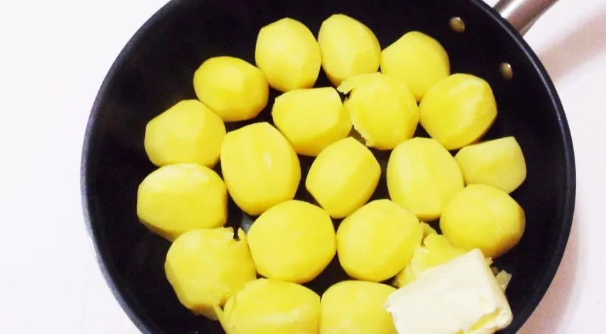 Молодая картошка в сметане с укропом на сковороде: шаг 3