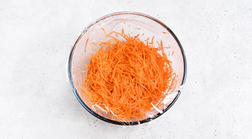 Морковь по-корейски с соевым соусом и кунжутом: шаг 3