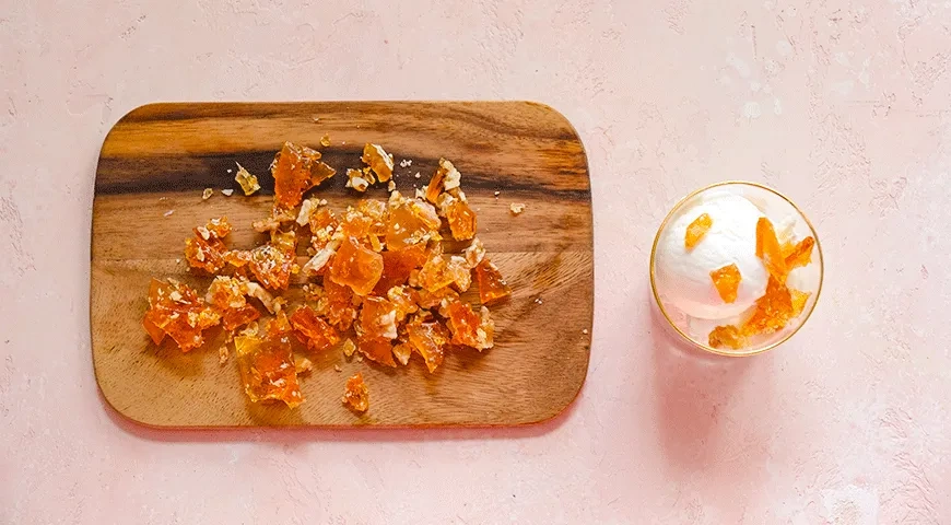 Мороженое с карамелью и орехами: шаг 3