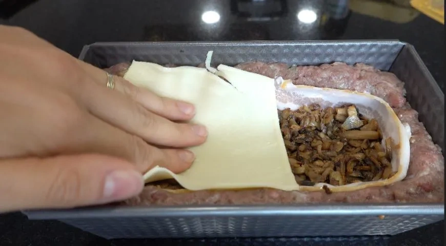 Мясной хлеб с начинкой на праздничный стол: шаг 3