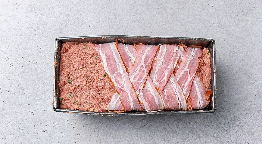 Мясной рулет из фарша в беконе: шаг 3