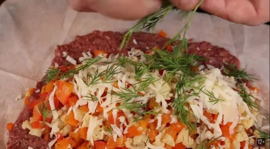 Мясной рулет с моцареллой: шаг 3