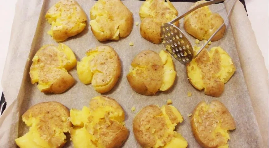 Мятая молодая картошка из духовки: шаг 3