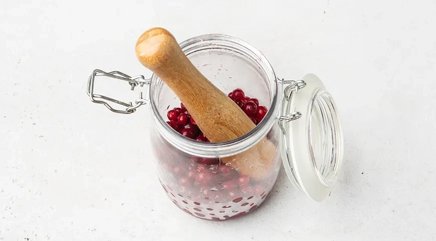 Настойка из клюквы с медом и мятой по-домашнему: шаг 3
