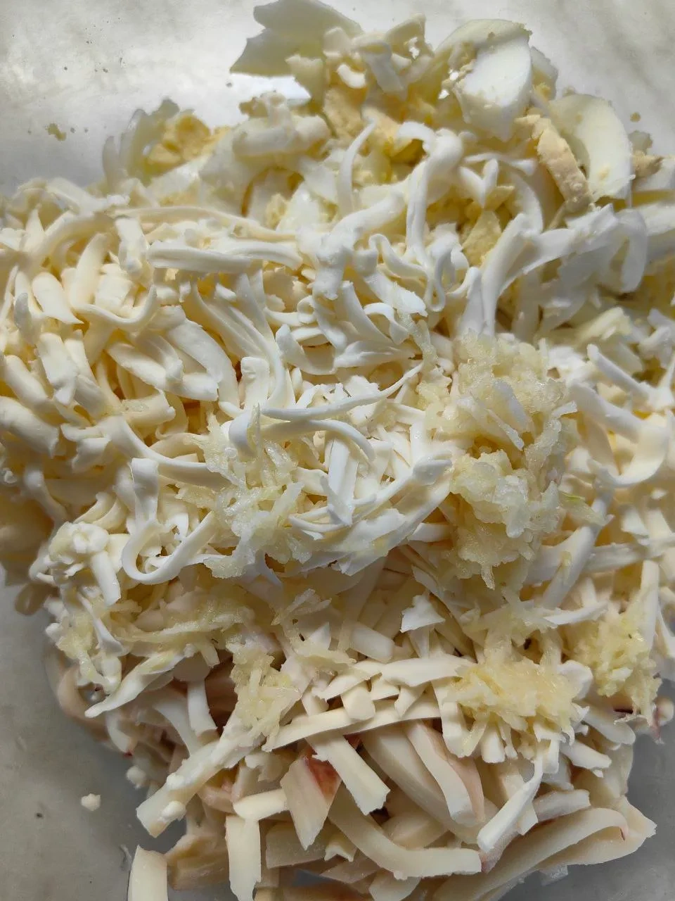 Нежный салат с кальмарами: шаг 3