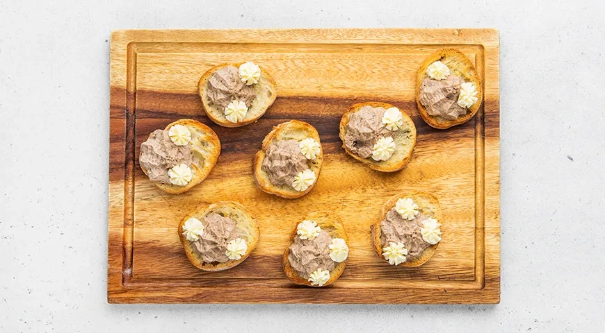 Новогодние канапе с паштетом: шаг 3