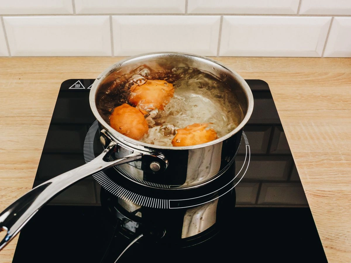 Шаг 3: Окрошка с колбасой и редисом