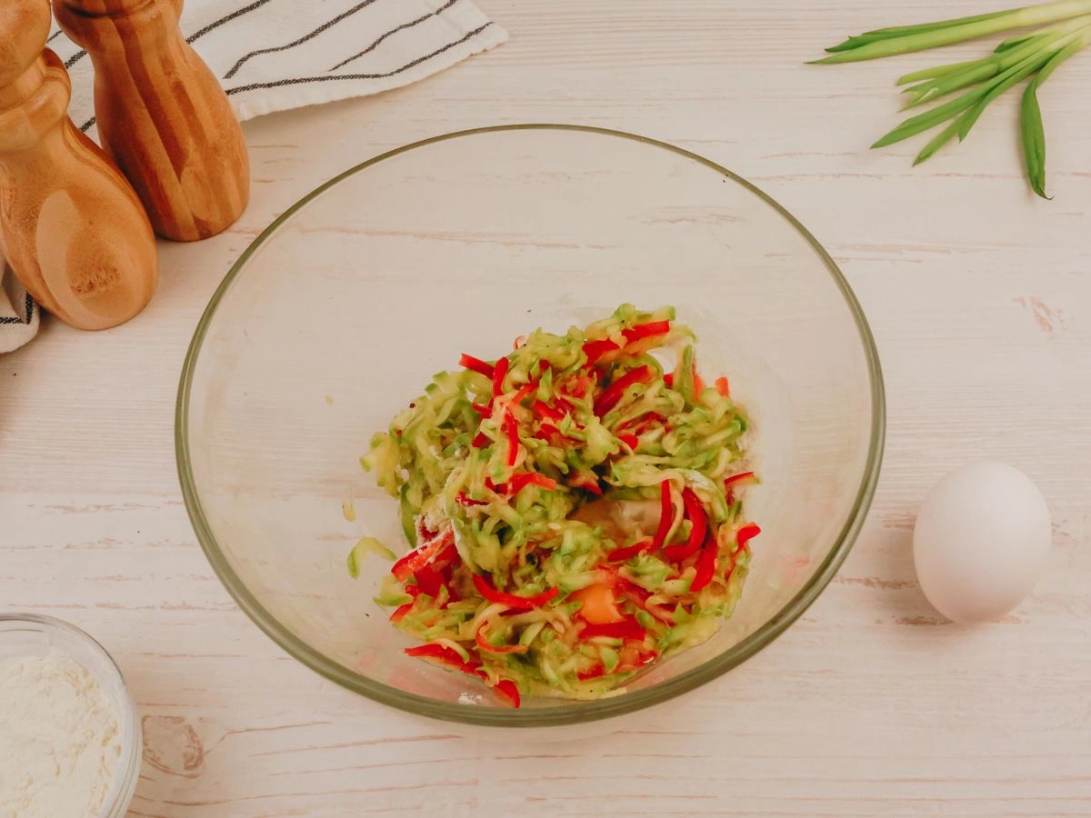 Шаг 3: Оладьи из кабачков и болгарского перца