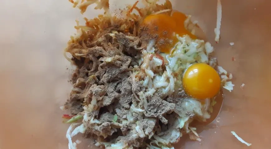 Оладьи из кабачков и яблок: шаг 3