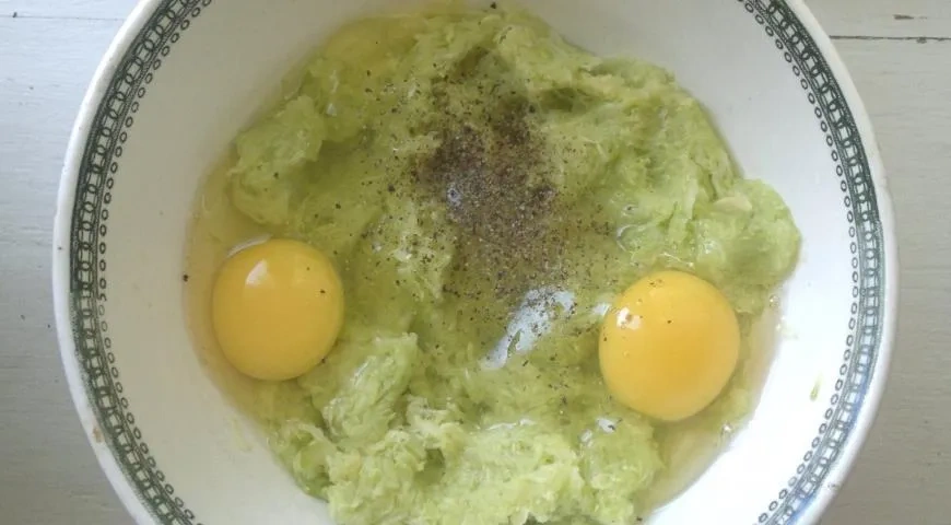 Оладьи из кабачков с соусом из сметаны: шаг 3