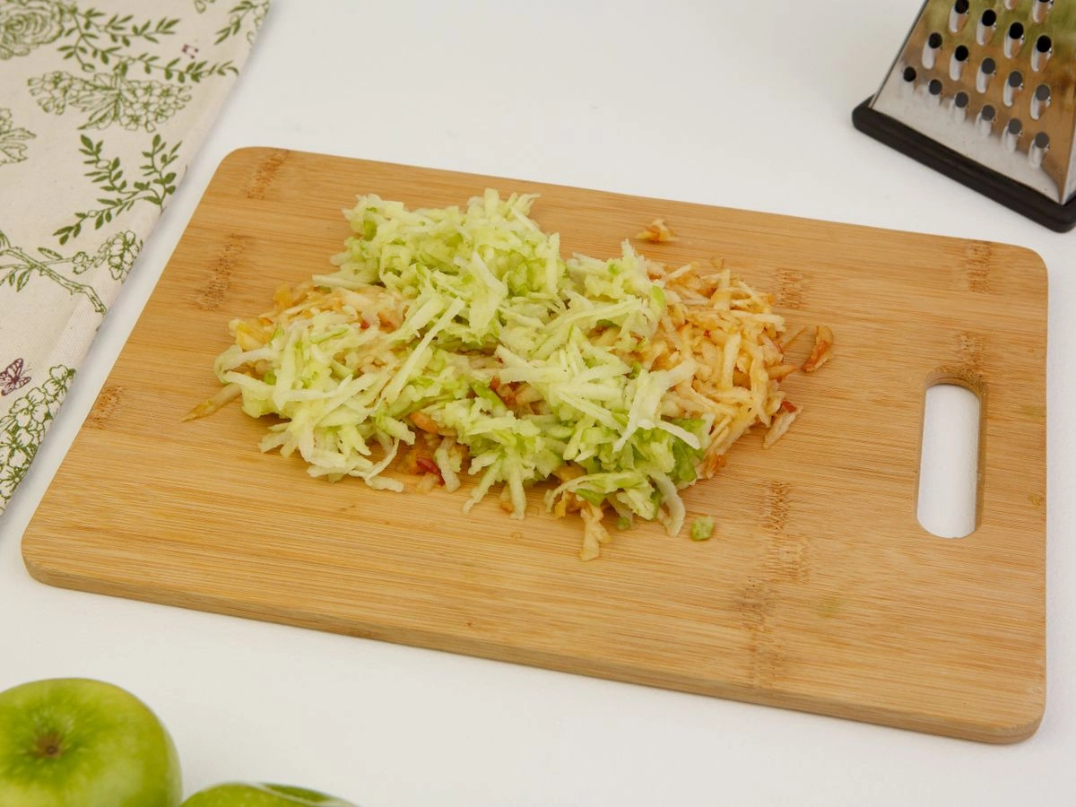 Шаг 3: Оладьи из яблок и кабачка