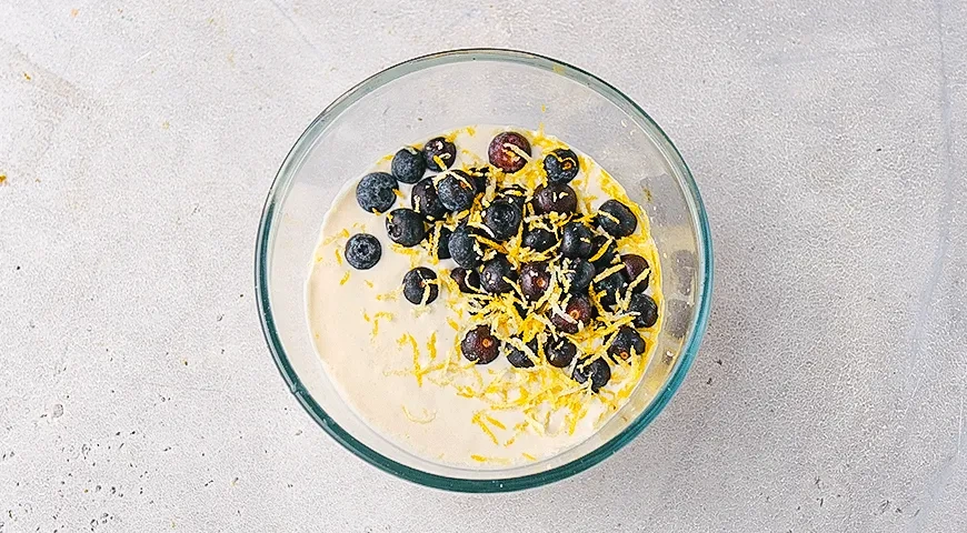 Оладьи на минеральной воде с голубикой: шаг 3