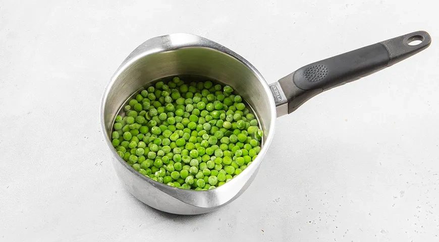 Оливье с крабовыми палочками: шаг 3