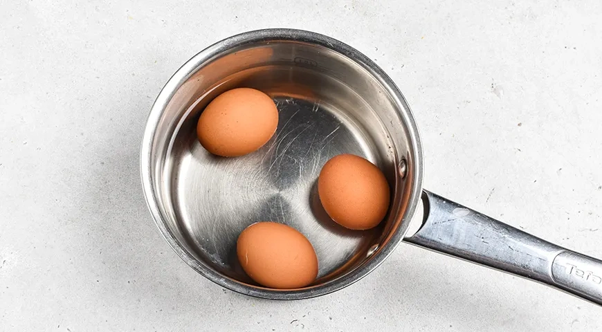 Оливье с красной рыбой: шаг 3