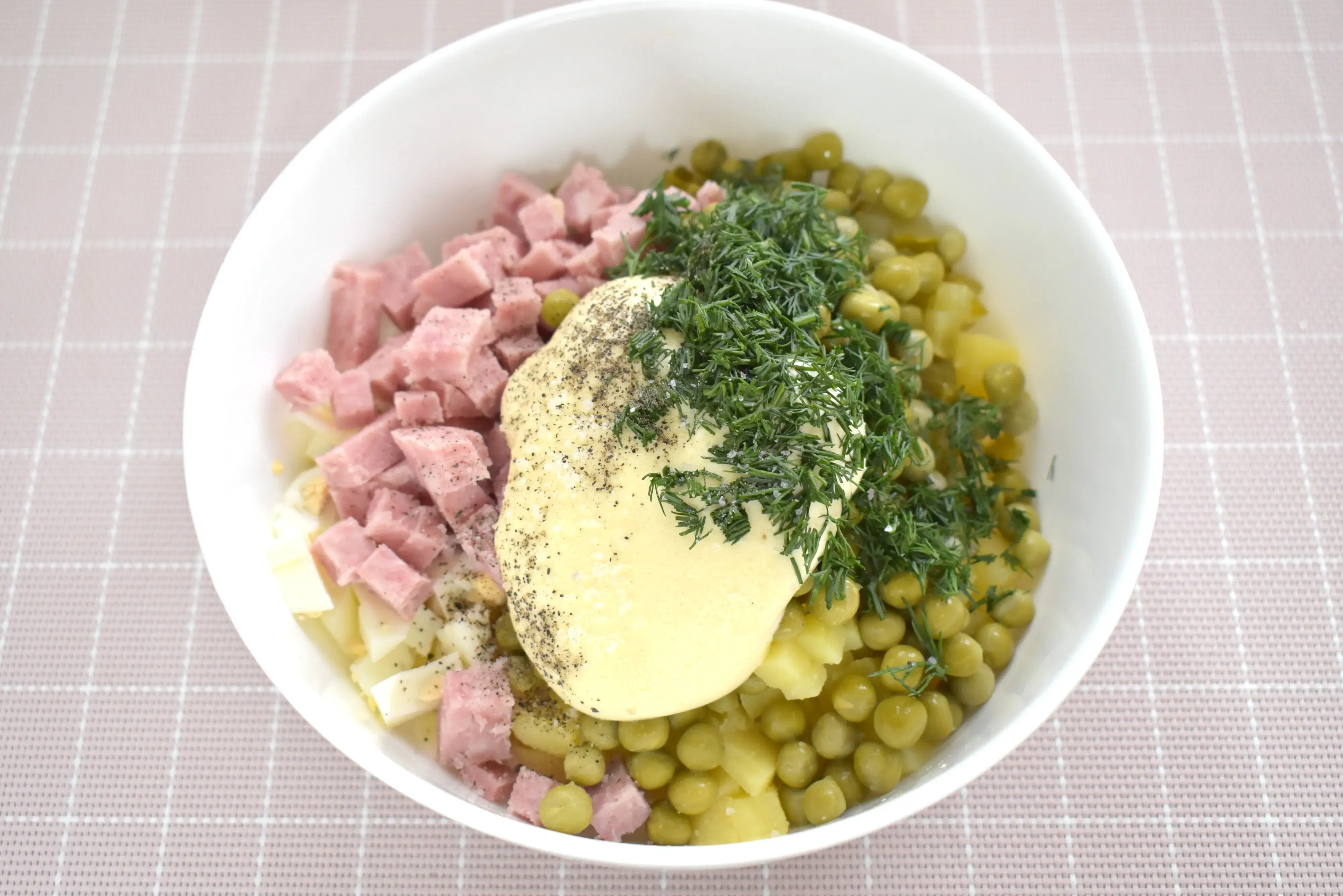 Оливье с ветчиной без моркови: шаг 3