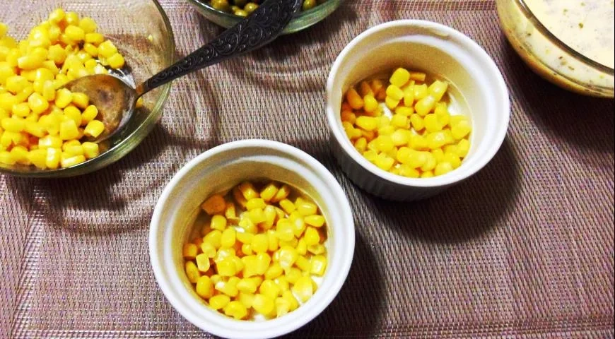 Омлет с брынзой, кукурузой и горошком: шаг 3