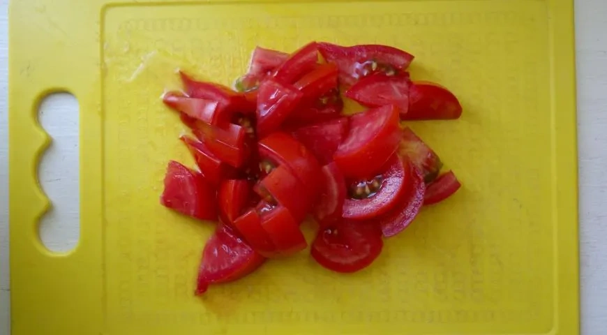 Омлет с помидорами и луком: шаг 3