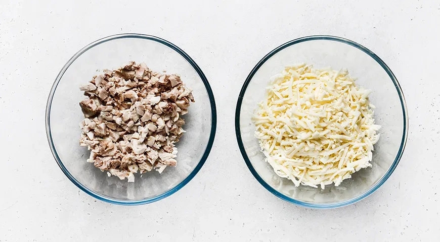 Осетинский пирог с курицей и сыром: шаг 3