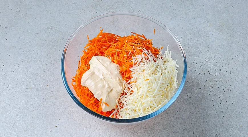 Острый морковный салат с сыром и майонезом: шаг 3