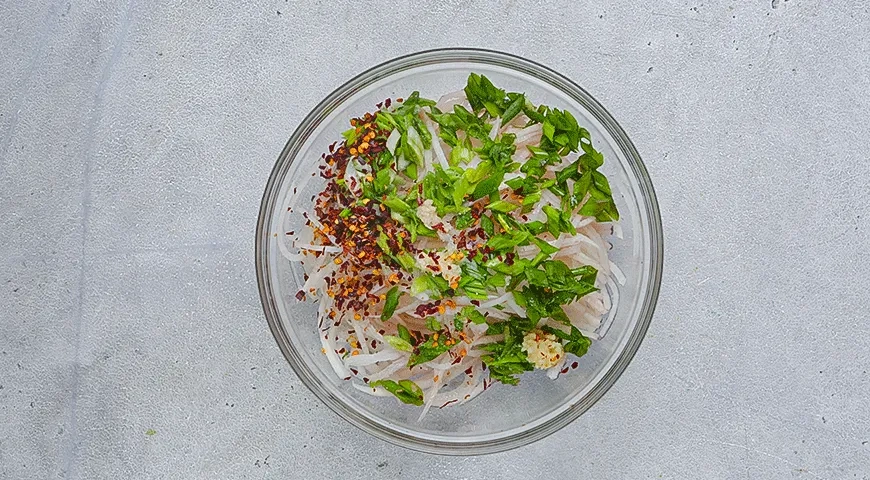 Острый салат из дайкона: шаг 3