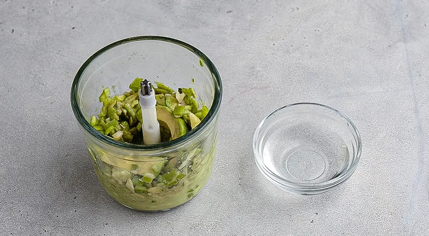 Острый соус из авокадо и лайма: шаг 3