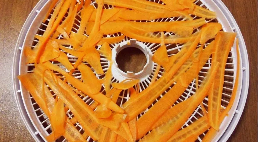 Овощной бульон на зиму - приправа из сушеных овощей и зелени: шаг 3