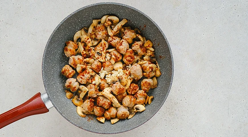 Паста с колбасками и грибами в сливочном соусе: шаг 3