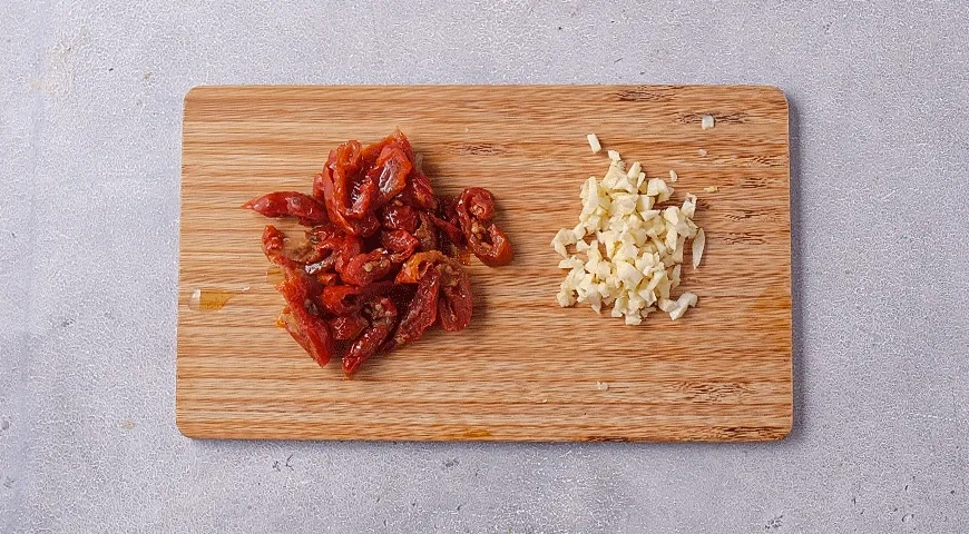 Паста с морепродуктами, шпинатом и вялеными томатами: шаг 3