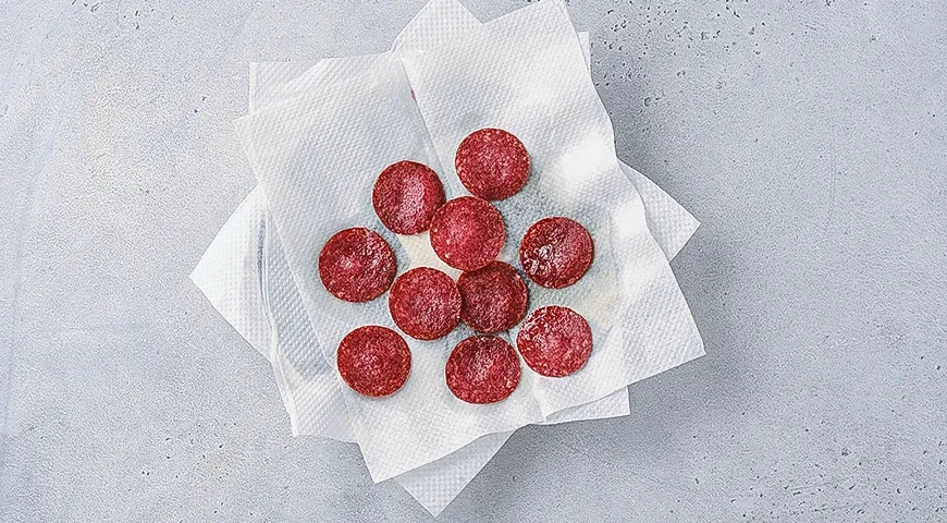 Паста с овощами и чипсами из салями: шаг 3