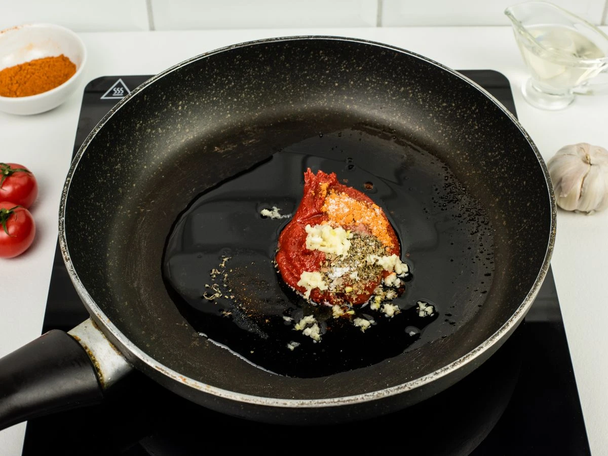 Шаг 3: Паста в томатно-чесночном соусе