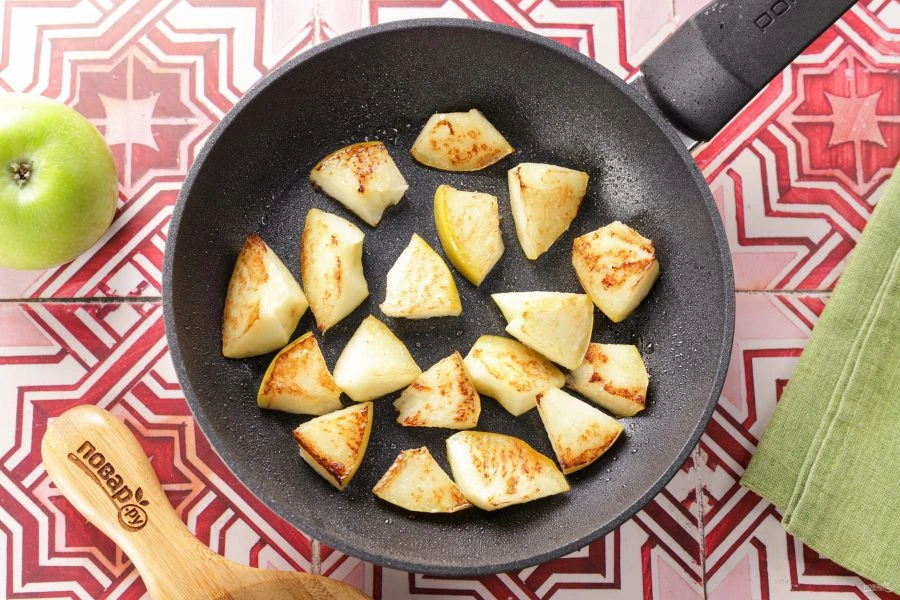 Шаг 3: Печень с луком и яблоками