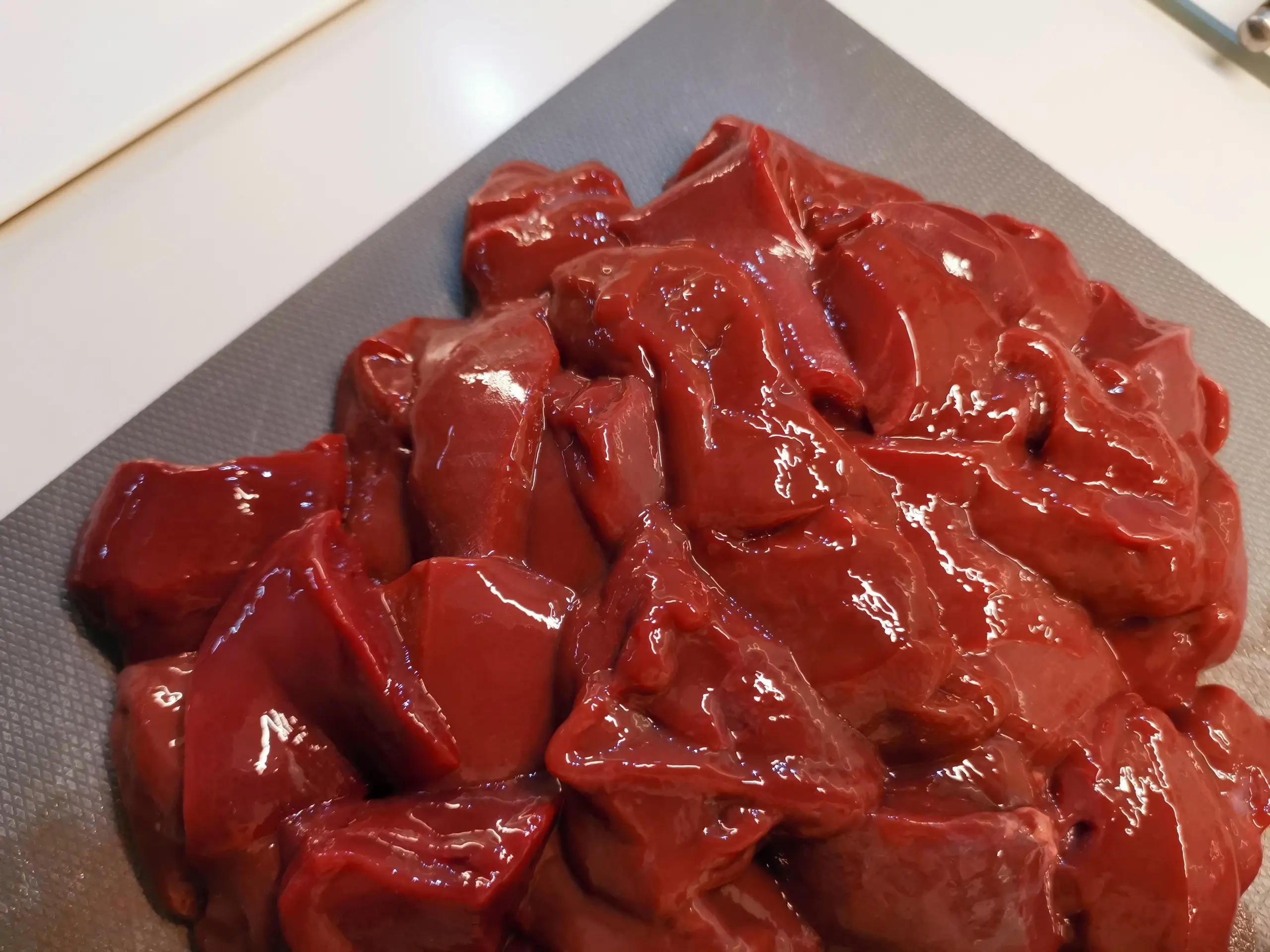 Шаг 3: Печень с луком в сметане