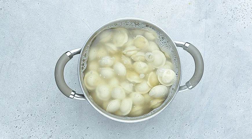 Пельмени с грибным соусом: шаг 3