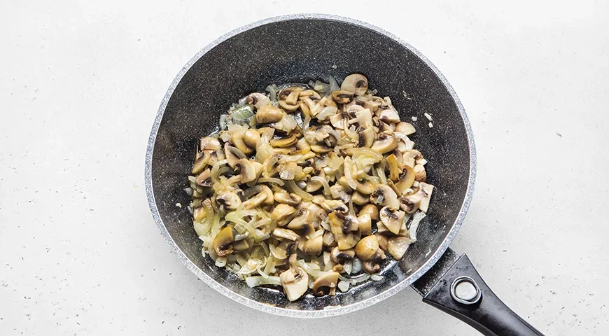 Пельмени со сметаной в горшочке: шаг 3