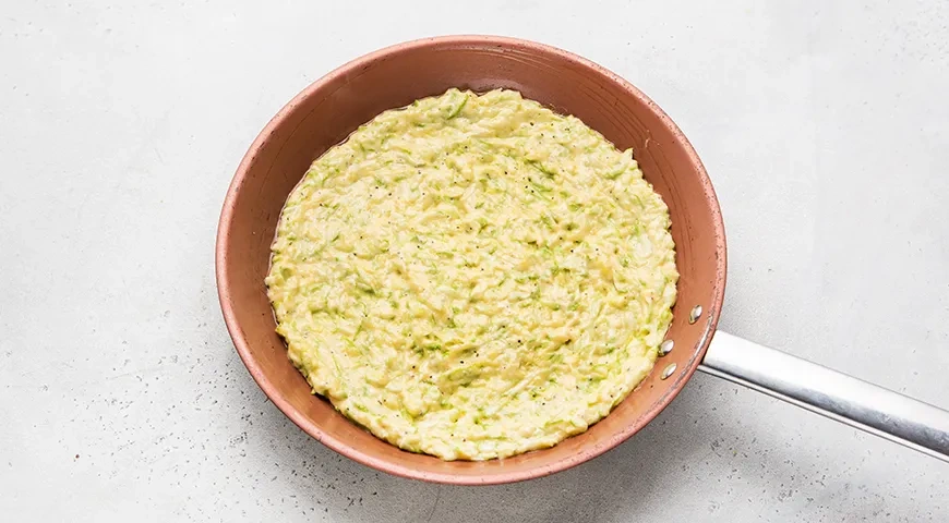 Пицца из кабачков на сковороде: шаг 3