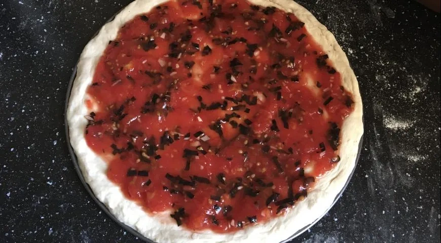 Пицца Маргарита в духовке: шаг 3