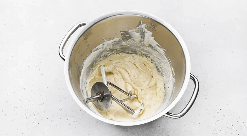 Пицца на сметане на сковороде: шаг 3