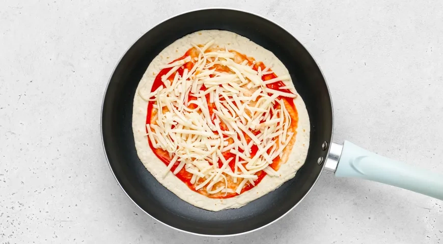 Пицца на тортилье на сковороде: шаг 3