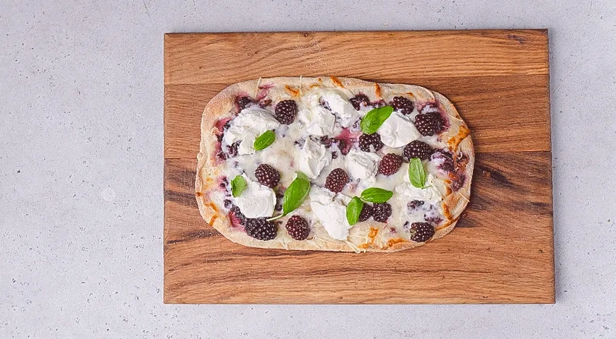Пицца с ежевикой, моцареллой и рикоттой: шаг 3
